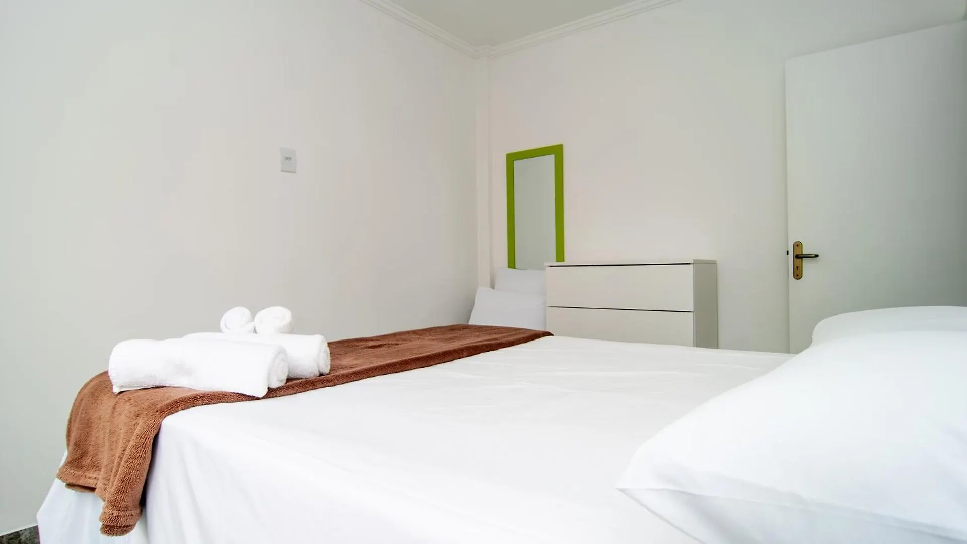 Aconchego 150 Metros Da Praia Na Rua 3604 Sw3421 Balneario Camboriu Brazil